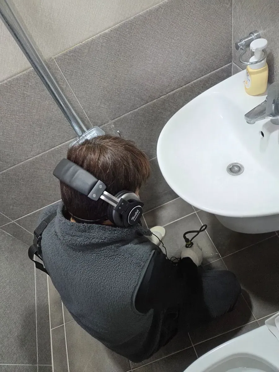 누수의 위치를 찾는 청음 작업